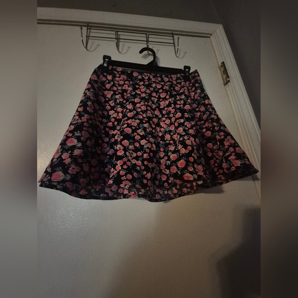 Divided H&M Skirt With Hair Clips And Body Fragrance Spray - Picture 3 of 8